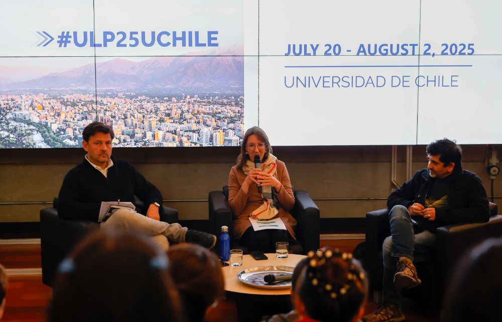 El académico Roberto Rondanelli y Felipe Paredes, de la ONG Oceana, respondieron a las preguntas del público, moderados por Fabiola Wüst, académica del Instituto de Estudios Internacionales de la U. de Chile. 